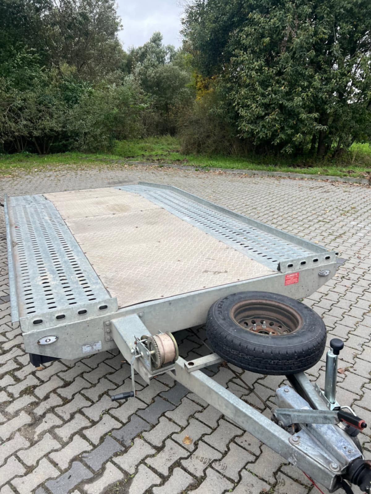 Laweta 4,5 × 2,1 m na jeden samochód